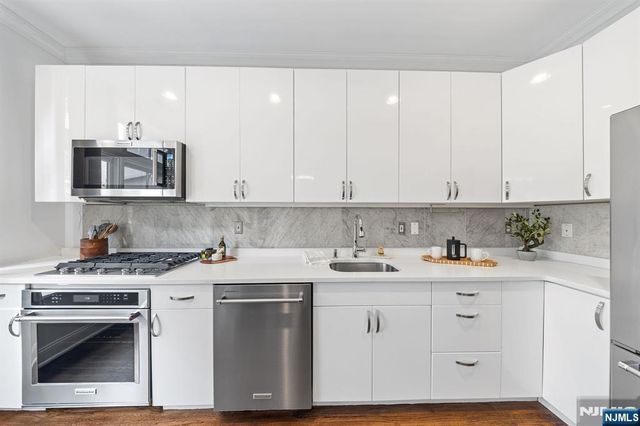 104 York Street 2B, Jersey City, NJ 07302