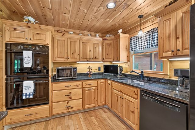 408 Mountain Creek Way, Ellijay, GA 30536