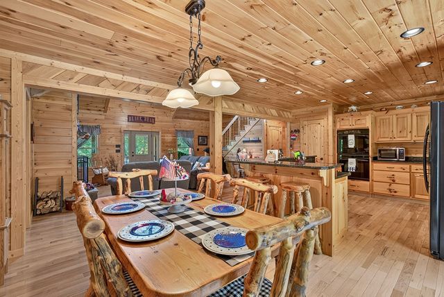 408 Mountain Creek Way, Ellijay, GA 30536