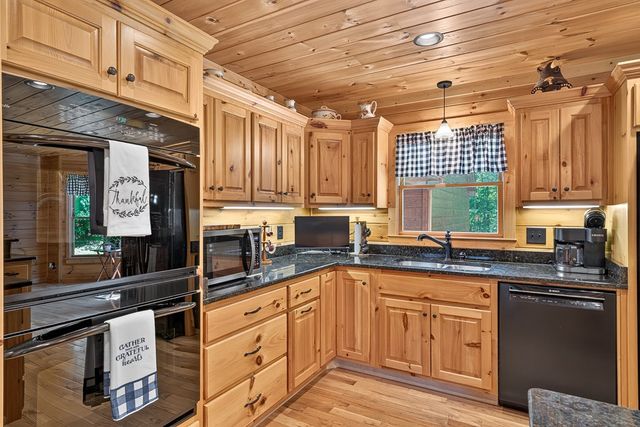 408 Mountain Creek Way, Ellijay, GA 30536