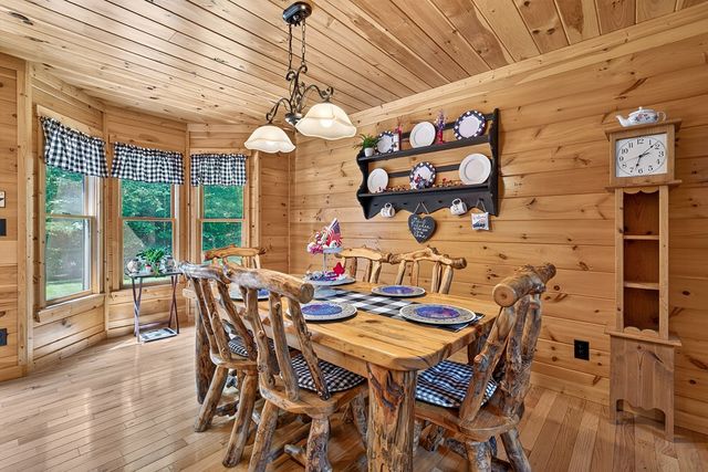 408 Mountain Creek Way, Ellijay, GA 30536