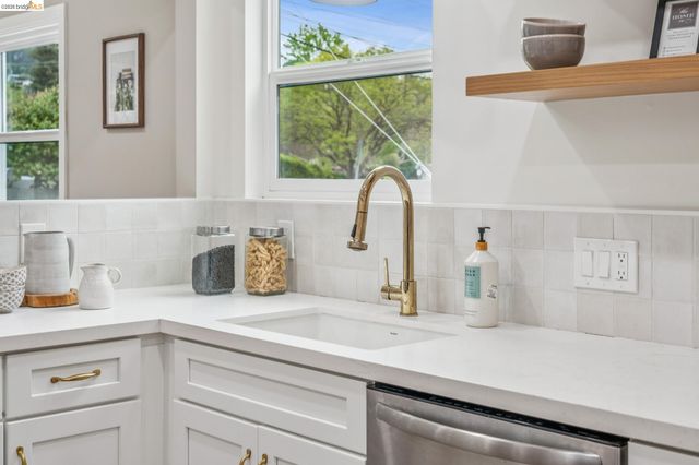 3056 Roxbury Avenue, Oakland, CA 94605