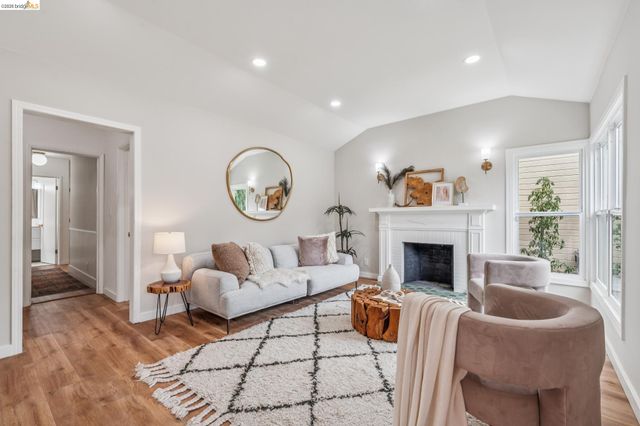 3056 Roxbury Avenue, Oakland, CA 94605