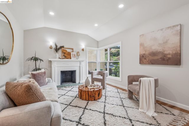 3056 Roxbury Avenue, Oakland, CA 94605