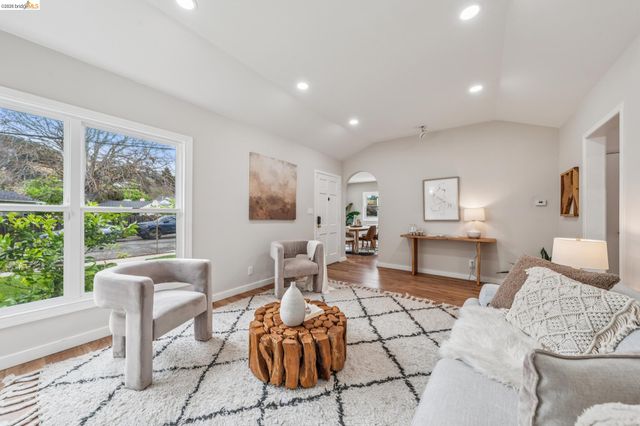 3056 Roxbury Avenue, Oakland, CA 94605