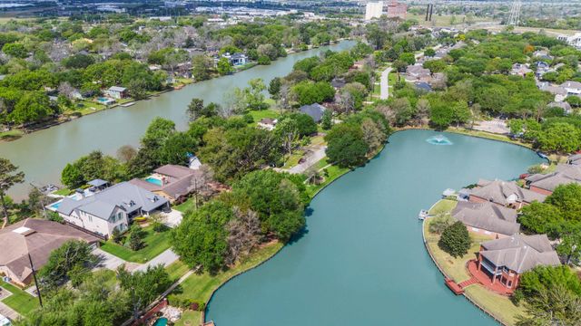 522 Oyster Creek Drive, Sugar Land, TX 77478
