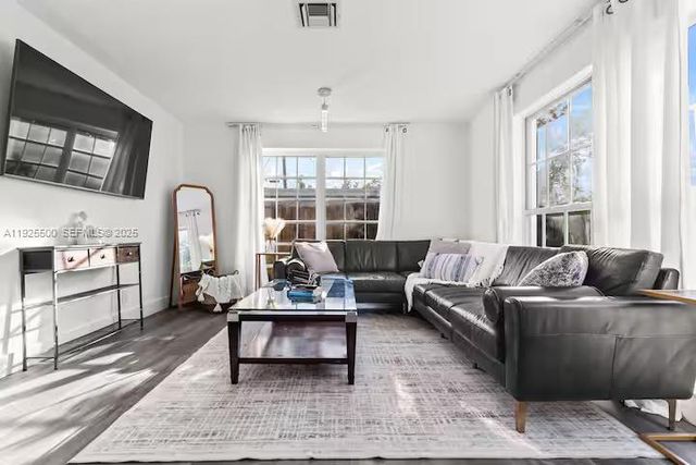 909 NE 7th St, Pompano Beach, FL 33060