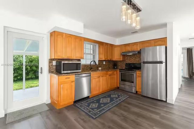 909 NE 7th St, Pompano Beach, FL 33060