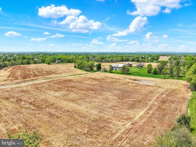 807 CHERRY LN, Dover, PA 17315