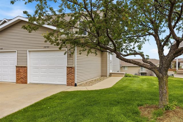 3253 Prairie Bend Circle, Marion, IA 52302