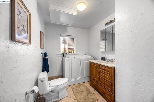 18286 Meekland Ave, Hayward, CA 94541