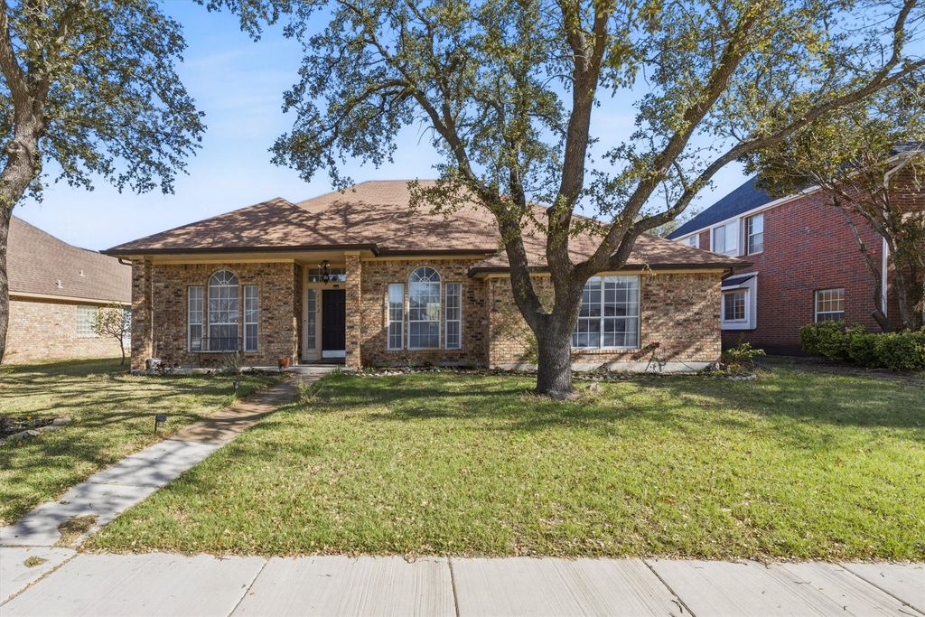 2742 Claremont Drive, Grand Prairie, TX 75052