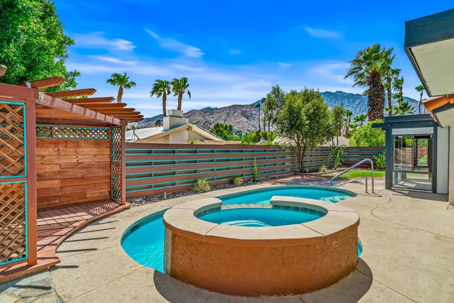 1351 E Luna Way, Palm Springs, CA 92262