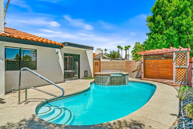 1351 E Luna Way, Palm Springs, CA 92262