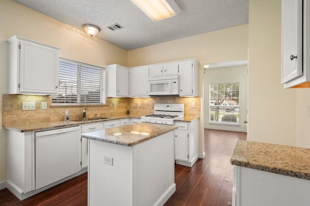 957 Blossomwood Court, Arlington, TX 76017