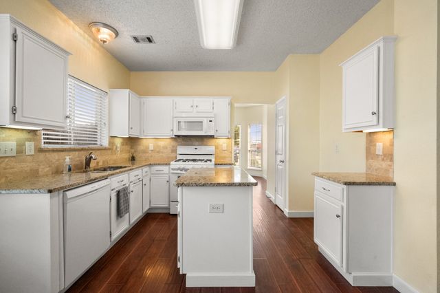 957 Blossomwood Court, Arlington, TX 76017