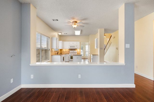 957 Blossomwood Court, Arlington, TX 76017