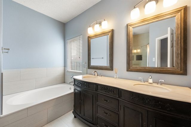 957 Blossomwood Court, Arlington, TX 76017