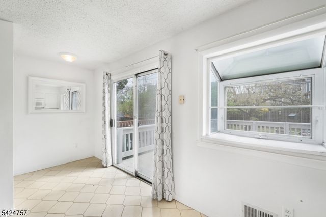 81 Woodland Dr, Roselle Boro, NJ 07203