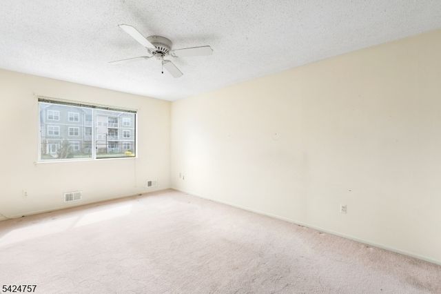 81 Woodland Dr, Roselle Boro, NJ 07203