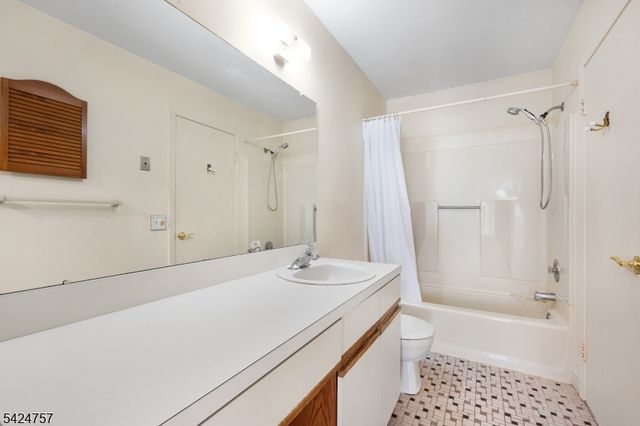 81 Woodland Dr, Roselle Boro, NJ 07203