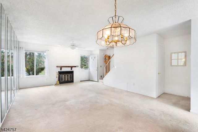 81 Woodland Dr, Roselle Boro, NJ 07203