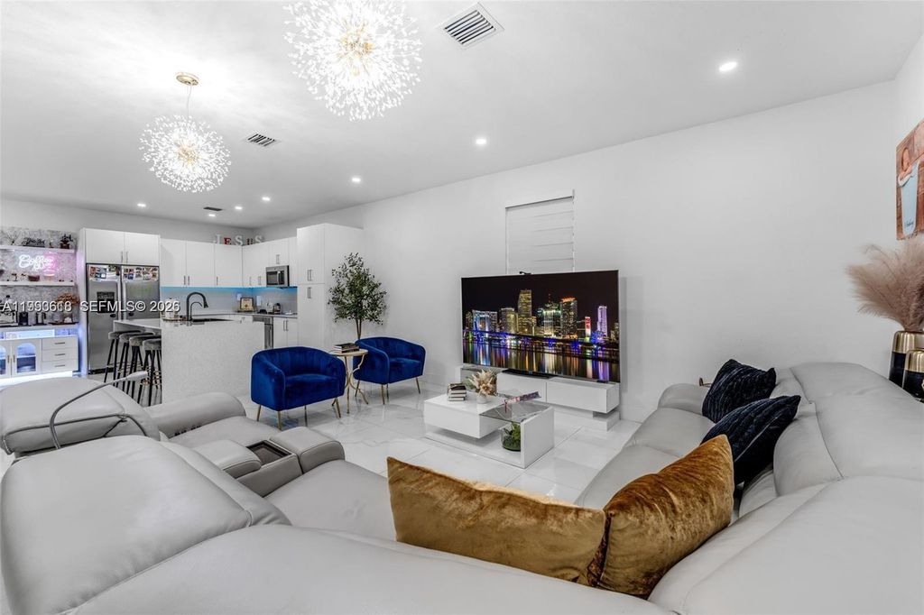 Image 6 of property listing at 22712 SW 129th Ave, Miami, FL 33170