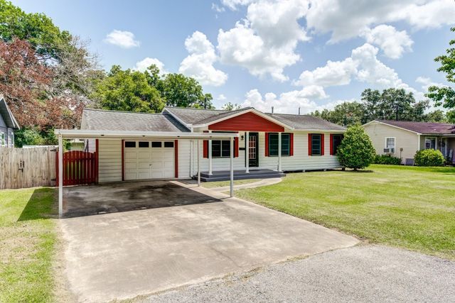 305 Yaupon Street, Sweeny, TX 77480