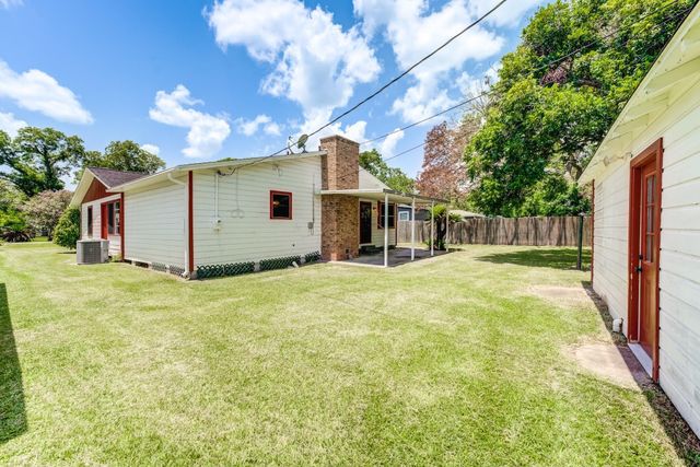 305 Yaupon Street, Sweeny, TX 77480