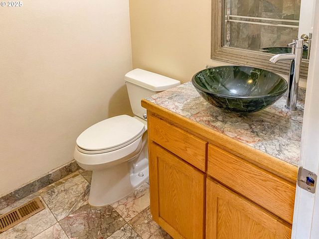 3133 Ne DOUGLAS Ave, Roseburg, OR 97470