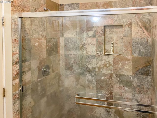 3133 Ne DOUGLAS Ave, Roseburg, OR 97470