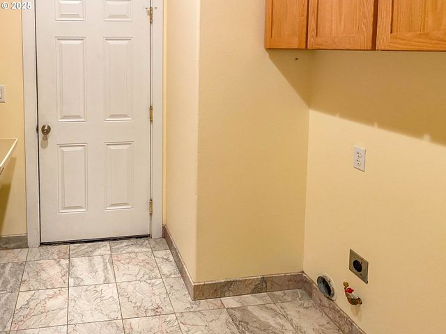 3133 Ne DOUGLAS Ave, Roseburg, OR 97470