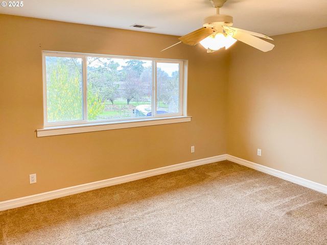 3133 Ne DOUGLAS Ave, Roseburg, OR 97470