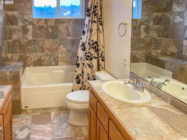 3133 Ne DOUGLAS Ave, Roseburg, OR 97470