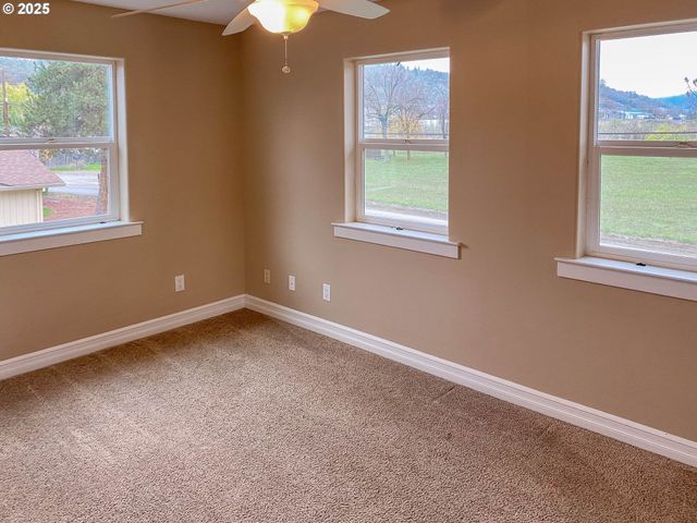 3133 Ne DOUGLAS Ave, Roseburg, OR 97470