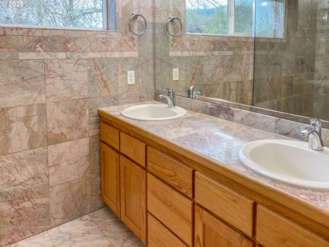 3133 Ne DOUGLAS Ave, Roseburg, OR 97470