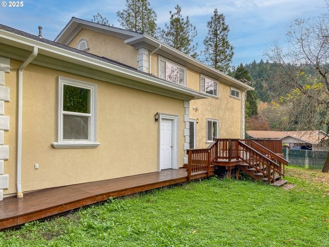 3133 Ne DOUGLAS Ave, Roseburg, OR 97470