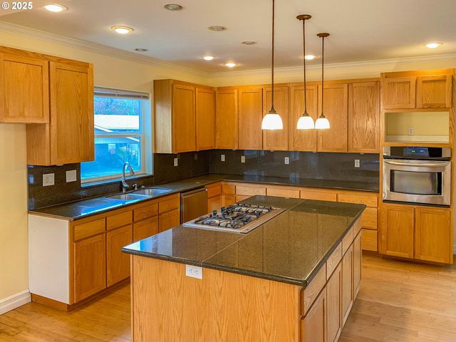 3133 Ne DOUGLAS Ave, Roseburg, OR 97470