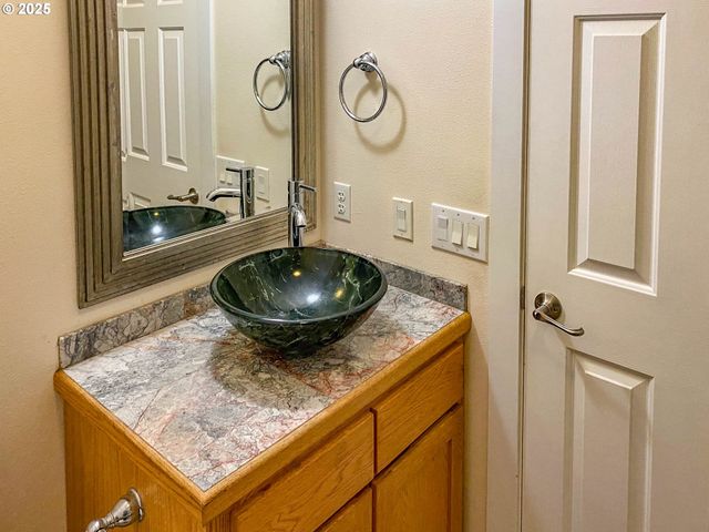 3133 Ne DOUGLAS Ave, Roseburg, OR 97470