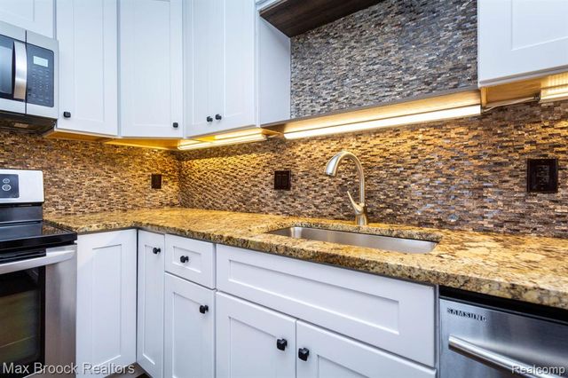 2021 Klingensmith Road 83, Bloomfield Hills, MI 48302