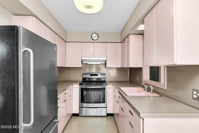 4 Glenwood Road, Colts Neck, NJ 07722