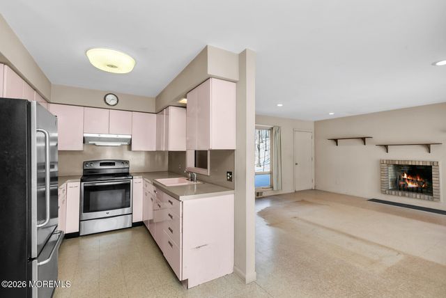 4 Glenwood Road, Colts Neck, NJ 07722