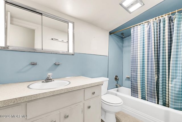 4 Glenwood Road, Colts Neck, NJ 07722