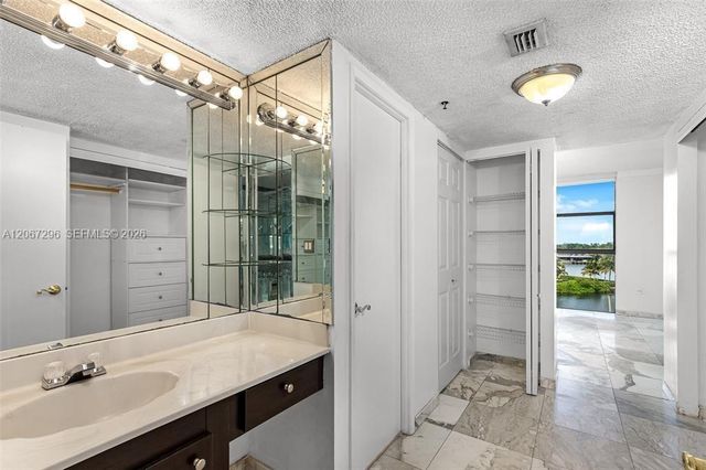 20505 E Country Club Drive 533, Aventura, FL 33180