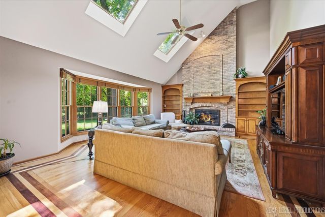 1002 Stonehedge Road, St. Charles, IL 60174
