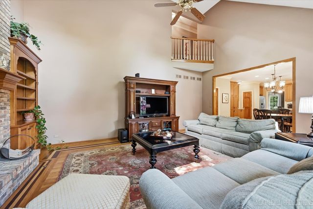 1002 Stonehedge Road, St. Charles, IL 60174