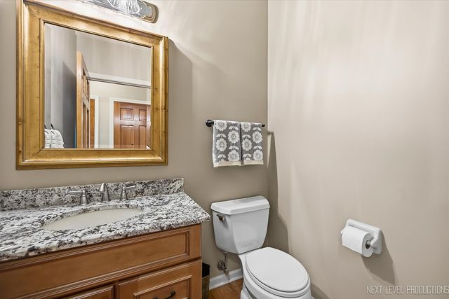 1002 Stonehedge Road, St. Charles, IL 60174