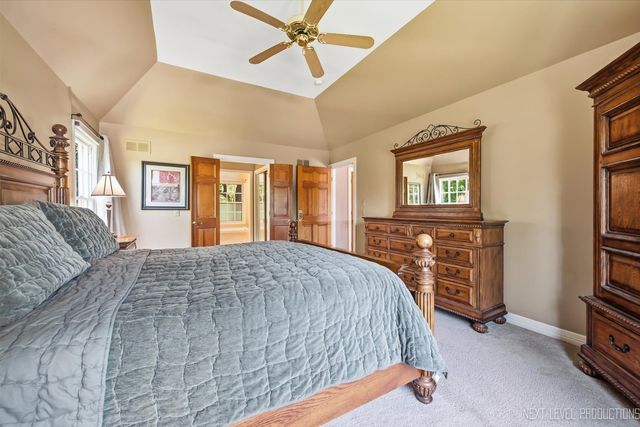1002 Stonehedge Road, St. Charles, IL 60174