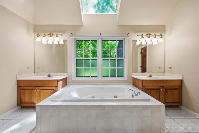 1002 Stonehedge Road, St. Charles, IL 60174