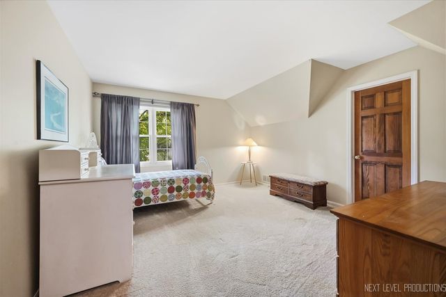 1002 Stonehedge Road, St. Charles, IL 60174